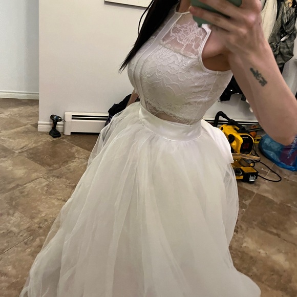 Stunning wedding dress. Comes with two pieces, fitted guess dress - Picture 1 of 4